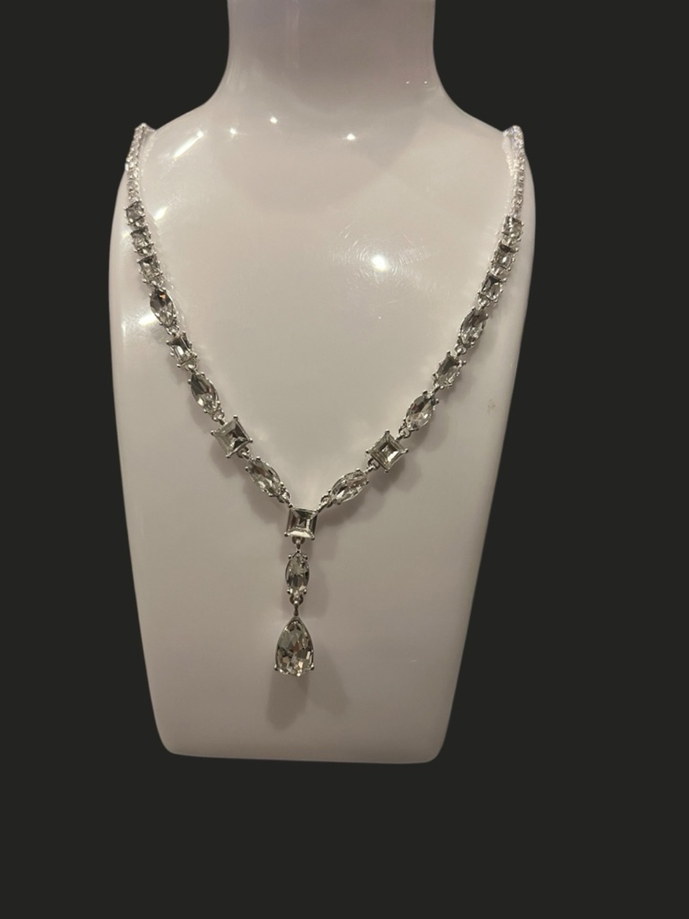 ✨ Forever 21 Elegant Crystal Teardrop Pendant Necklace – NWT ✨